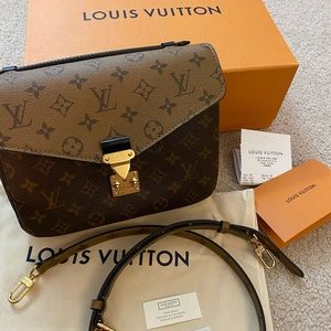Louis Vuitton Pochette Métis monogram reverse